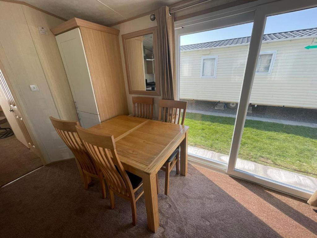 Apartment Pg174 Golden Palm 8 Berth Caravan With Decking